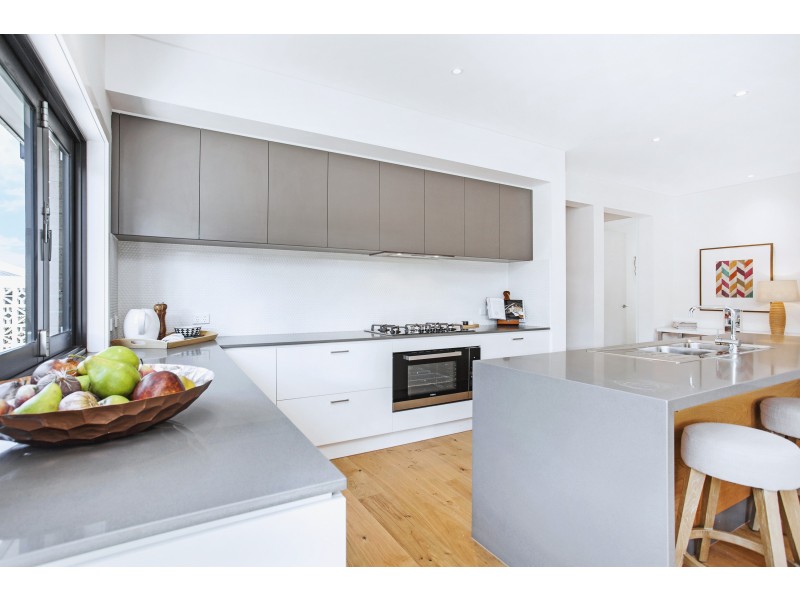 16 Lucinda Lane, Cranbourne North VIC 3977