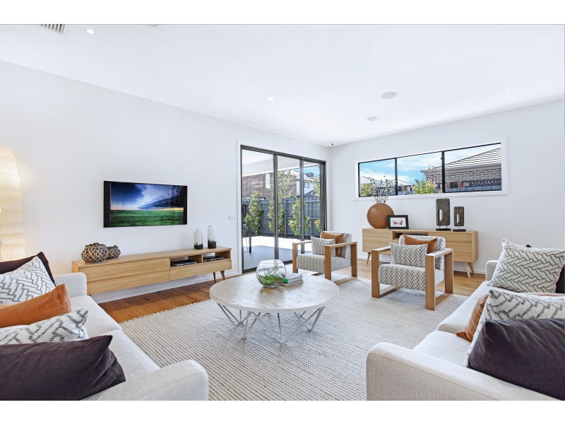 16 Lucinda Lane, Cranbourne North VIC 3977