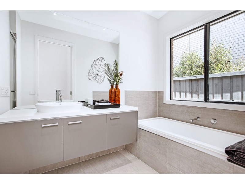 16 Lucinda Lane, Cranbourne North VIC 3977