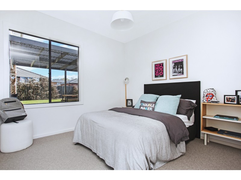 16 Lucinda Lane, Cranbourne North VIC 3977