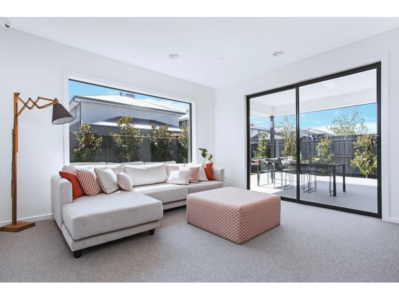 16 Lucinda Lane, Cranbourne North VIC 3977