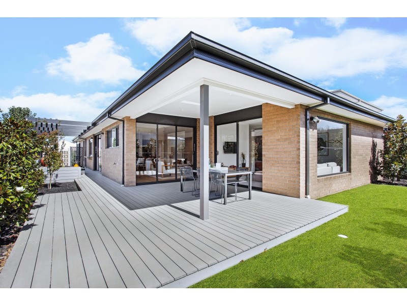 16 Lucinda Lane, Cranbourne North VIC 3977