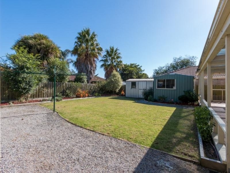 15 Broome Crescent, Cranbourne North VIC 3977