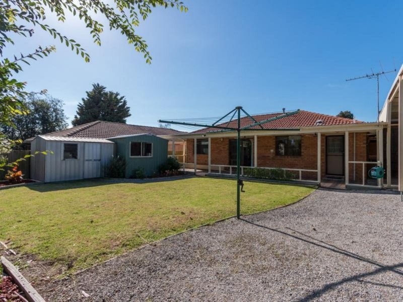 15 Broome Crescent, Cranbourne North VIC 3977