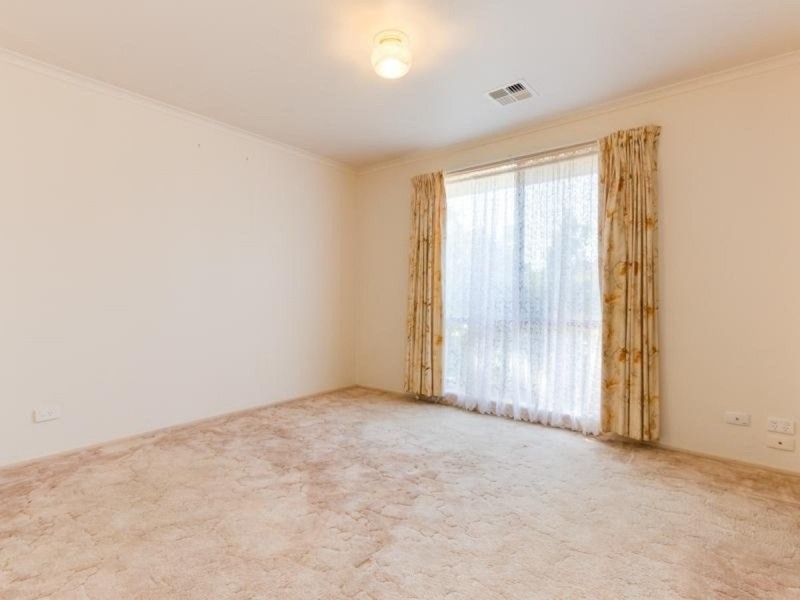 15 Broome Crescent, Cranbourne North VIC 3977