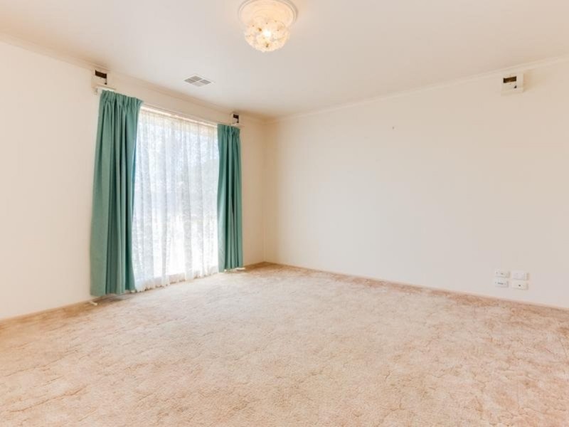 15 Broome Crescent, Cranbourne North VIC 3977