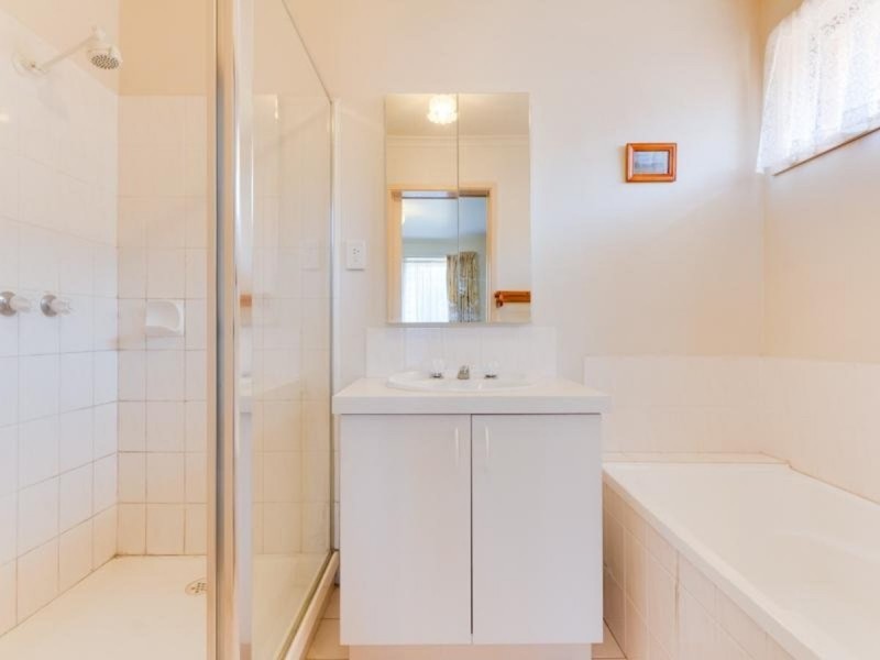 15 Broome Crescent, Cranbourne North VIC 3977