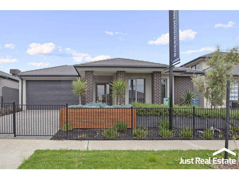 10 Lucinda Lane, Cranbourne North VIC 3977