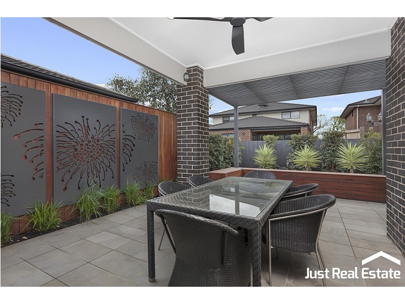 10 Lucinda Lane, Cranbourne North VIC 3977