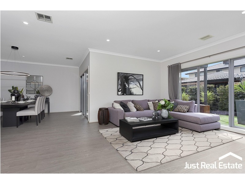 10 Lucinda Lane, Cranbourne North VIC 3977