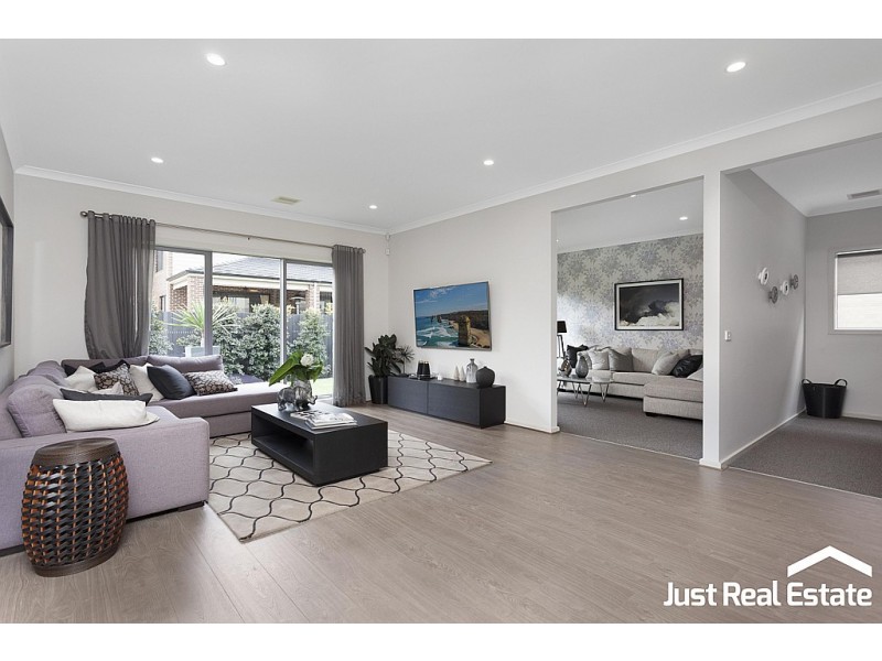 10 Lucinda Lane, Cranbourne North VIC 3977