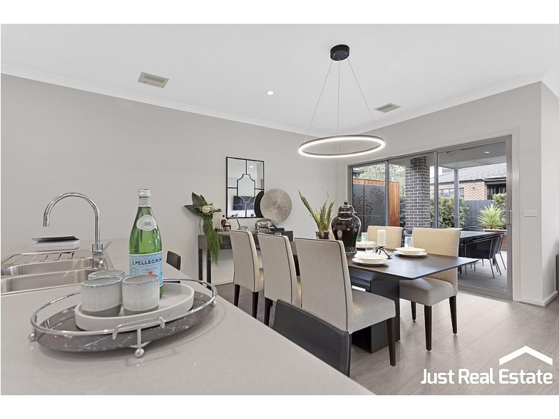 10 Lucinda Lane, Cranbourne North VIC 3977