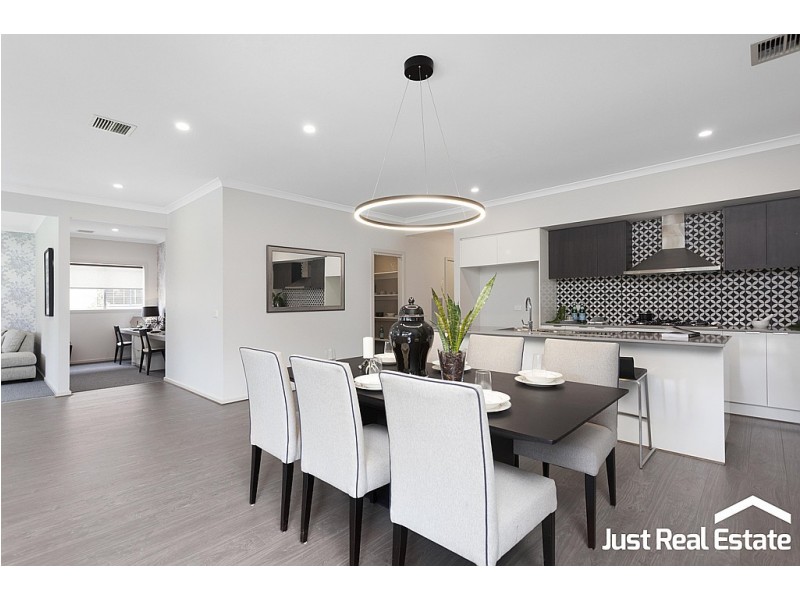 10 Lucinda Lane, Cranbourne North VIC 3977