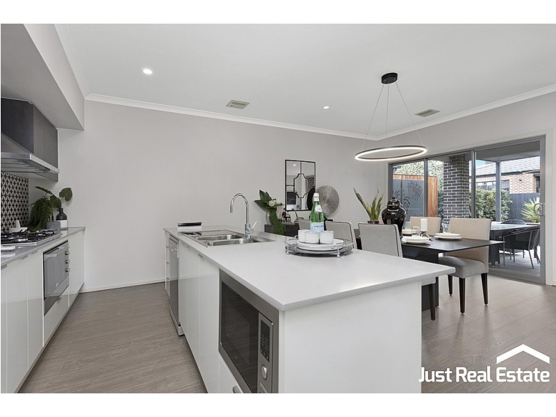 10 Lucinda Lane, Cranbourne North VIC 3977