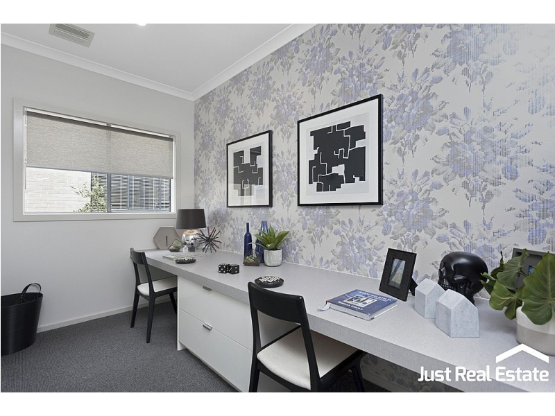 10 Lucinda Lane, Cranbourne North VIC 3977