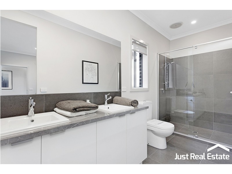 10 Lucinda Lane, Cranbourne North VIC 3977