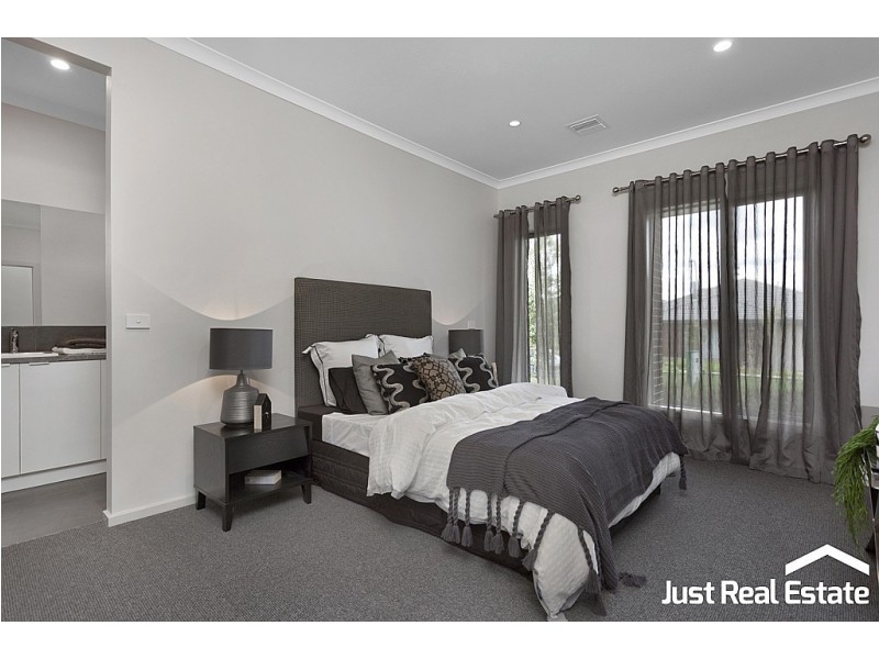 10 Lucinda Lane, Cranbourne North VIC 3977