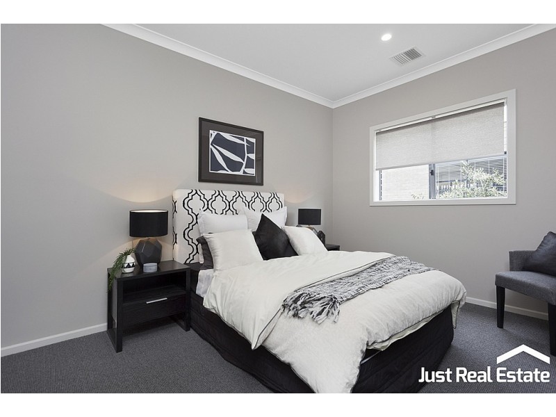 10 Lucinda Lane, Cranbourne North VIC 3977