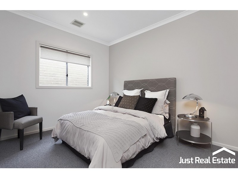 10 Lucinda Lane, Cranbourne North VIC 3977