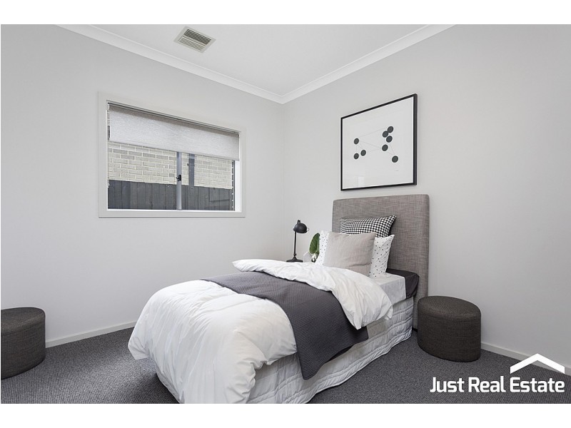 10 Lucinda Lane, Cranbourne North VIC 3977