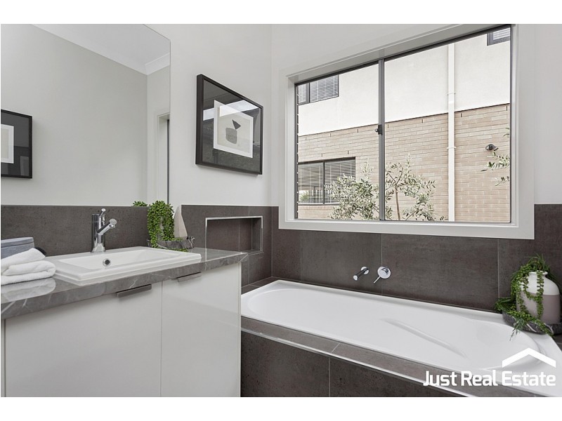 10 Lucinda Lane, Cranbourne North VIC 3977