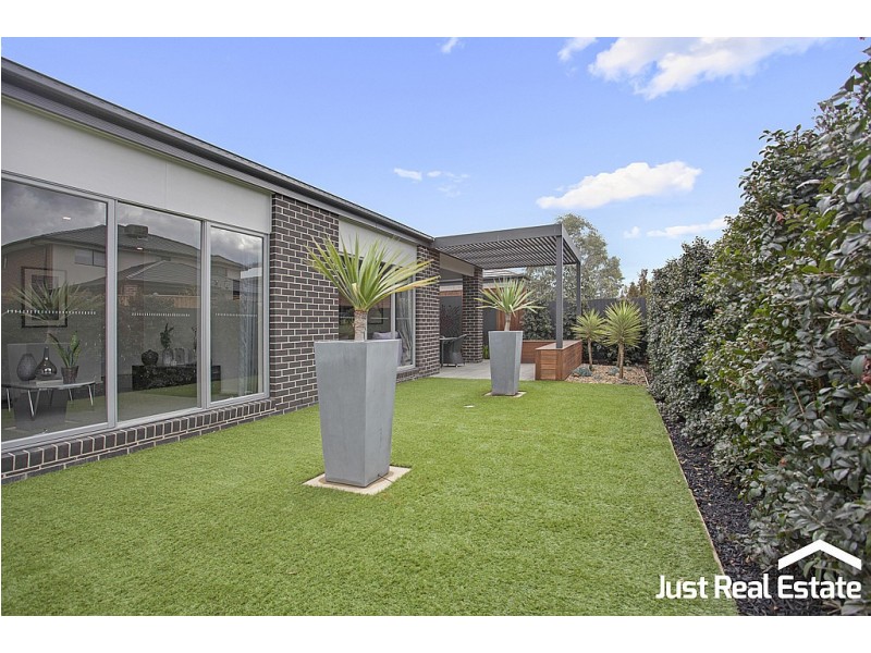 10 Lucinda Lane, Cranbourne North VIC 3977