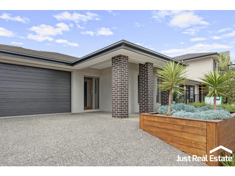 10 Lucinda Lane, Cranbourne North VIC 3977