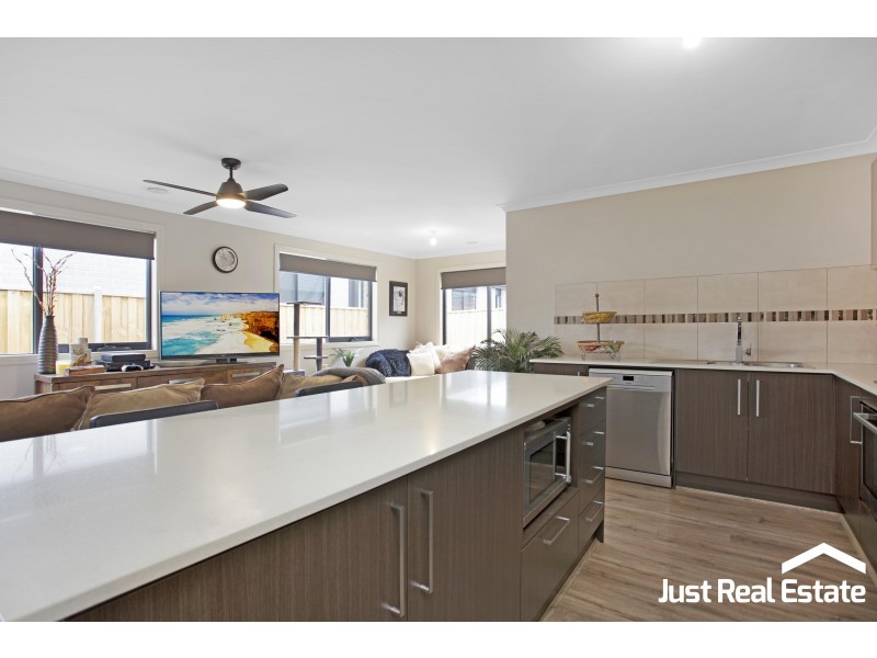 4 Rilana Road, Clyde North VIC 3978