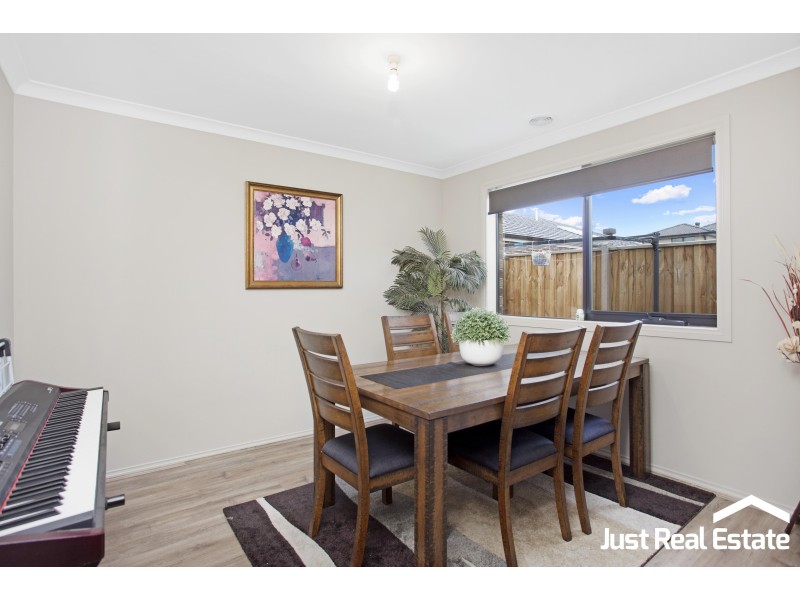 4 Rilana Road, Clyde North VIC 3978