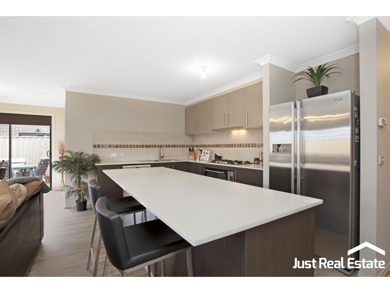 4 Rilana Road, Clyde North VIC 3978