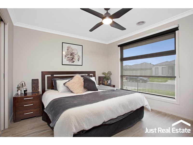 4 Rilana Road, Clyde North VIC 3978