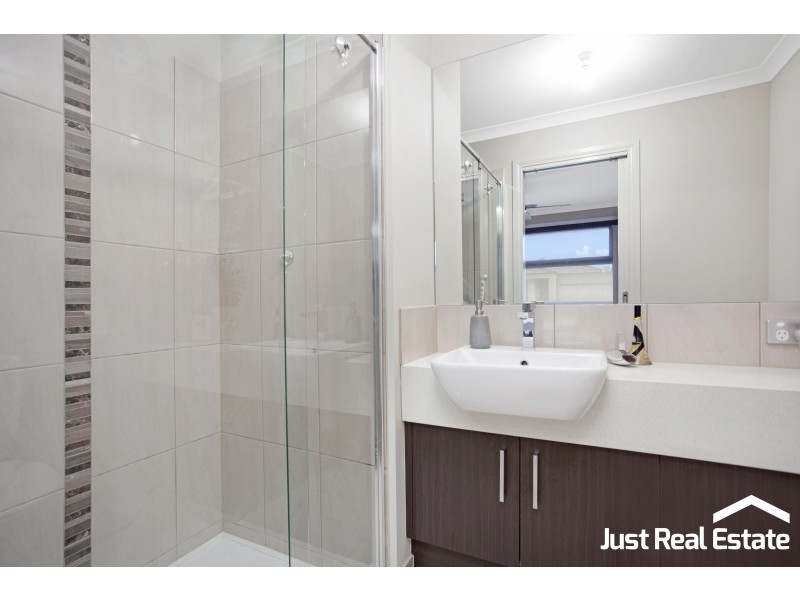 4 Rilana Road, Clyde North VIC 3978