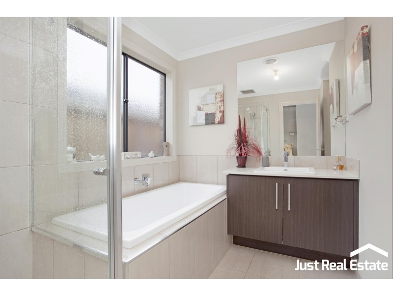 4 Rilana Road, Clyde North VIC 3978