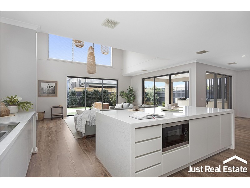 8 Lucinda Lane, Cranbourne North VIC 3977