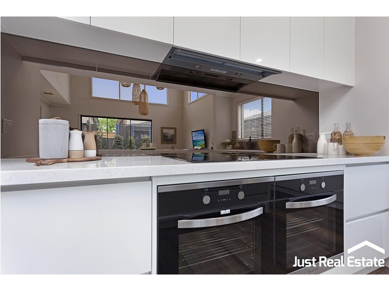 8 Lucinda Lane, Cranbourne North VIC 3977