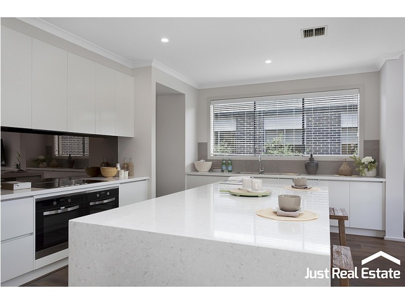 8 Lucinda Lane, Cranbourne North VIC 3977