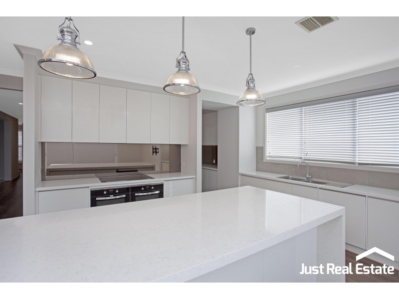 8 Lucinda Lane, Cranbourne North VIC 3977