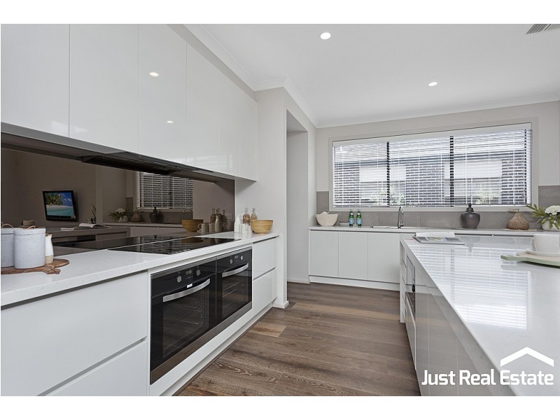 8 Lucinda Lane, Cranbourne North VIC 3977