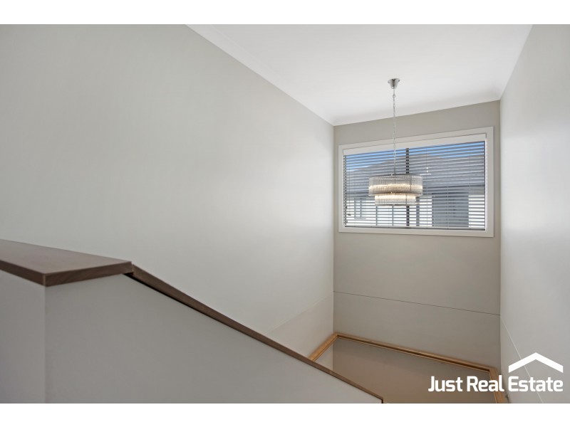 8 Lucinda Lane, Cranbourne North VIC 3977