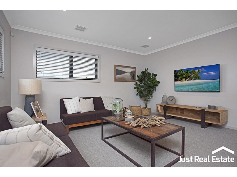 8 Lucinda Lane, Cranbourne North VIC 3977