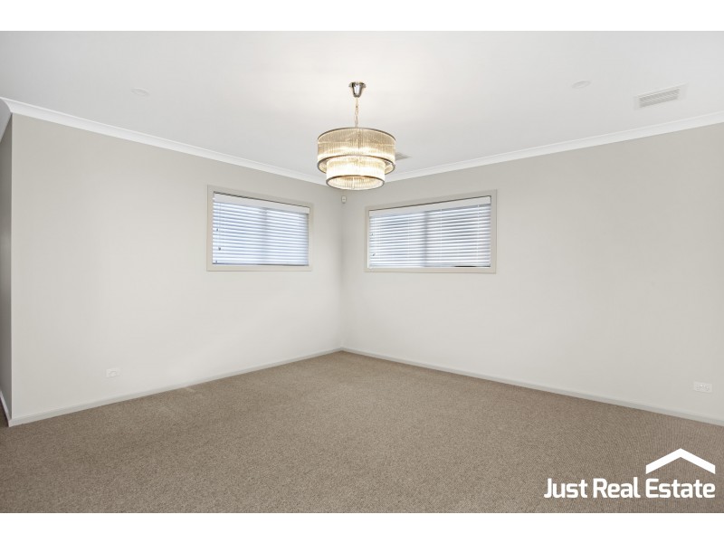 8 Lucinda Lane, Cranbourne North VIC 3977