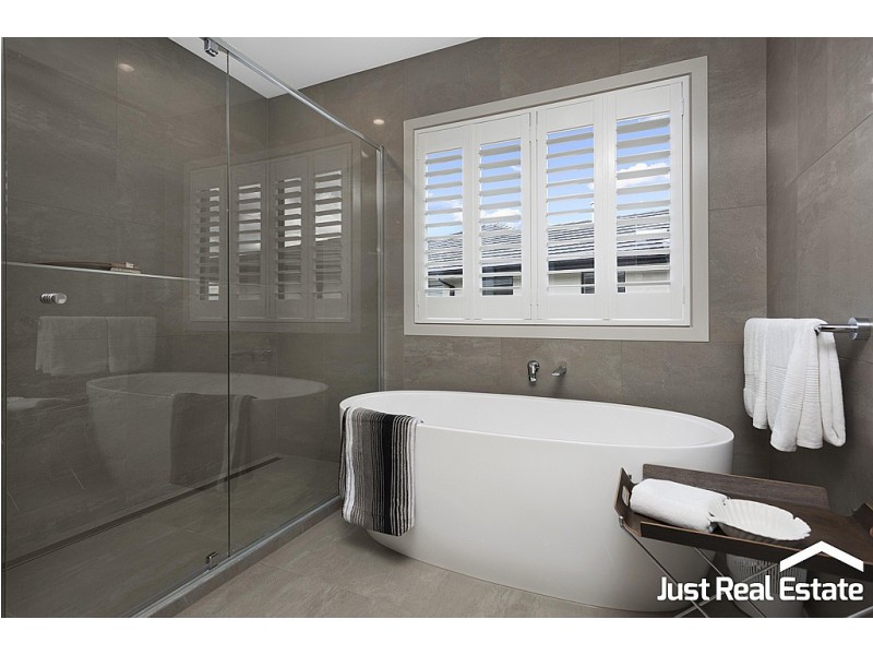 8 Lucinda Lane, Cranbourne North VIC 3977