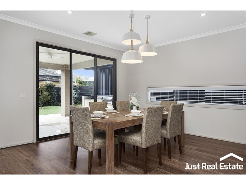 8 Lucinda Lane, Cranbourne North VIC 3977