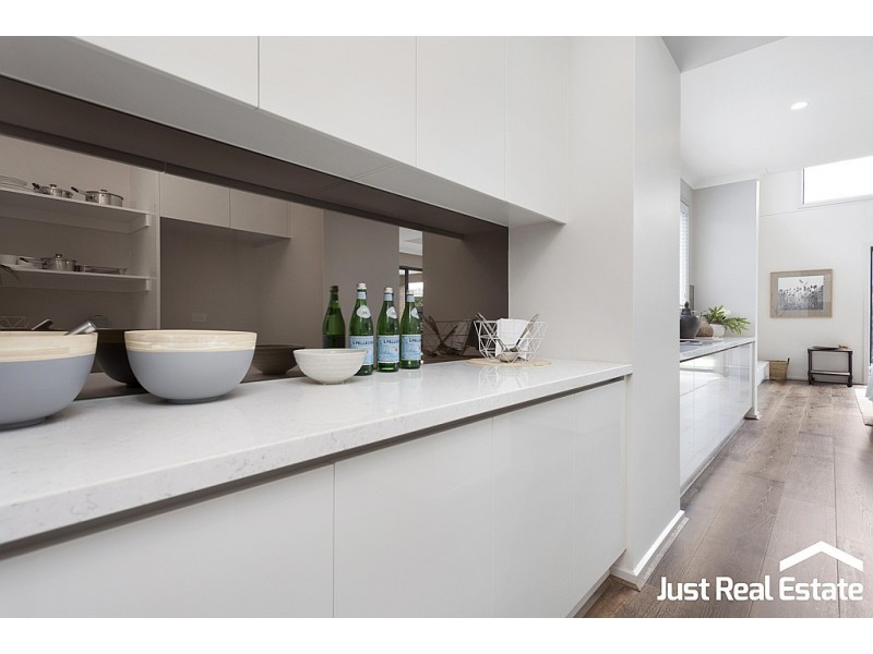 8 Lucinda Lane, Cranbourne North VIC 3977