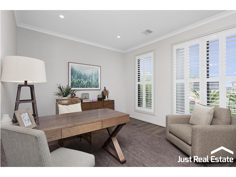 8 Lucinda Lane, Cranbourne North VIC 3977
