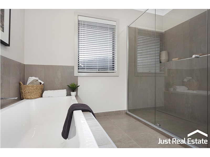 8 Lucinda Lane, Cranbourne North VIC 3977