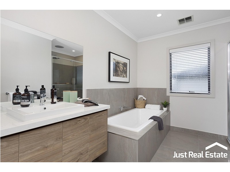 8 Lucinda Lane, Cranbourne North VIC 3977