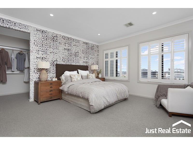 8 Lucinda Lane, Cranbourne North VIC 3977