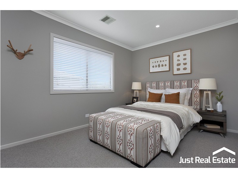 8 Lucinda Lane, Cranbourne North VIC 3977