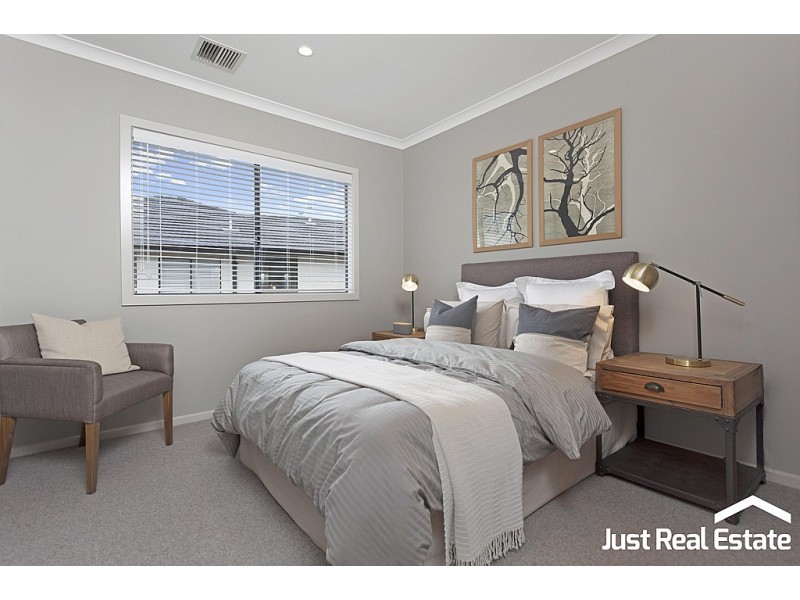 8 Lucinda Lane, Cranbourne North VIC 3977